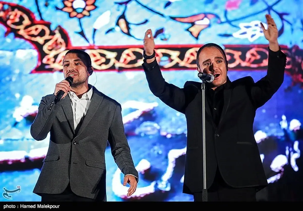 تصویر اجرای موسیقی توسط اشکان خطیبی در نوزدهمین جشن سینمای ایران