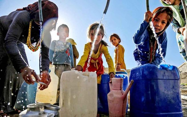 تصاویر | زندگی پر مشقت در روستای بدون آب