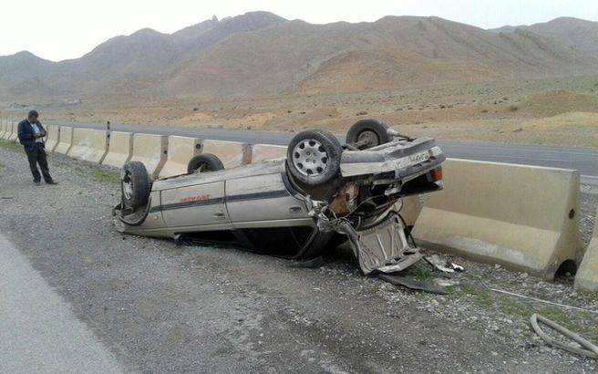 مصدومیت ۹ تن بر اثر واژگونی خودروی پژو ۴۰۵
