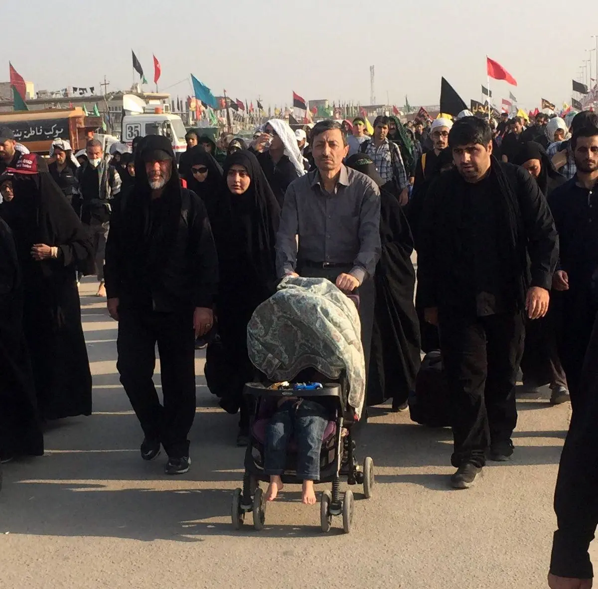 وزیر احمدی‌نژاد و نوه اش در راهپيمايي با شكوه اربعين/عکس