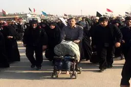 وزیر احمدی‌نژاد و نوه اش در راهپيمايي با شكوه اربعين/عکس