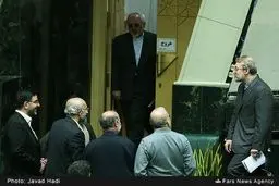 حاشیه‌های تصویری حضور ظریف در مجلس