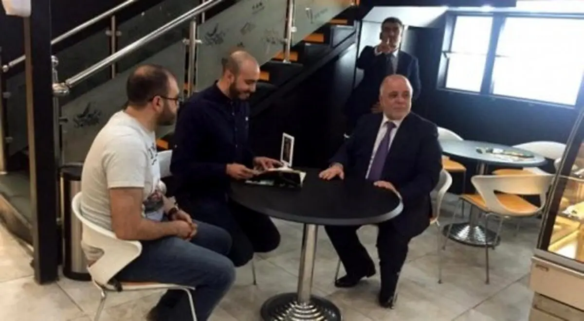 نخست وزیر عراق در یک فست فود/ عکس