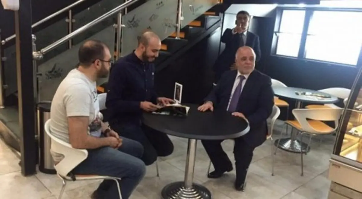 نخست وزیر عراق در یک فست فود/ عکس
