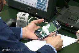 عکس پس زمینه متفاوت موبایل یک نماینده مجلس!