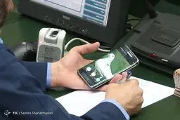 عکس پس زمینه متفاوت موبایل یک نماینده مجلس!