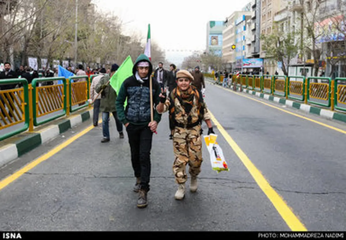 حاشیه‌های تصویری راهپیمایی 22 بهمن/ از حضور هاشمی و احمدی نژاد تا سردار سلیمانی و سلفی با روحانی