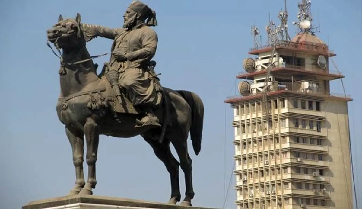 چرا هنگام عبور ملک‌سلمان، این مجسمه را پوشاندند؟/ عکس