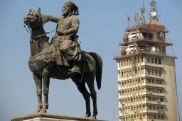 چرا هنگام عبور ملک‌سلمان، این مجسمه را پوشاندند؟/ عکس