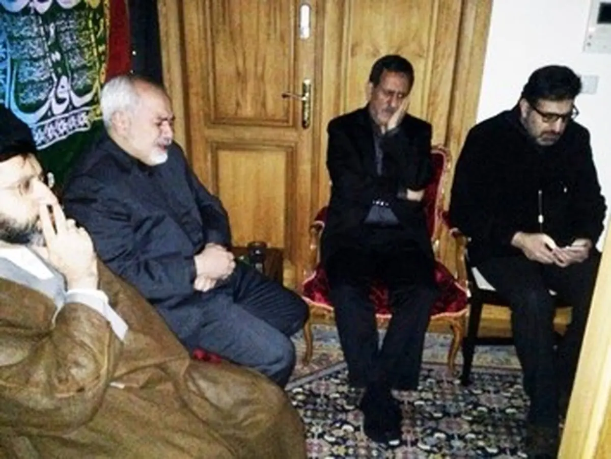 تصاویر مراسم عزاداری محرم در منزل صادق خرازی با حضور اعضای هیات دولت، برادران خاتمی و فرزند مقام معظم رهبری