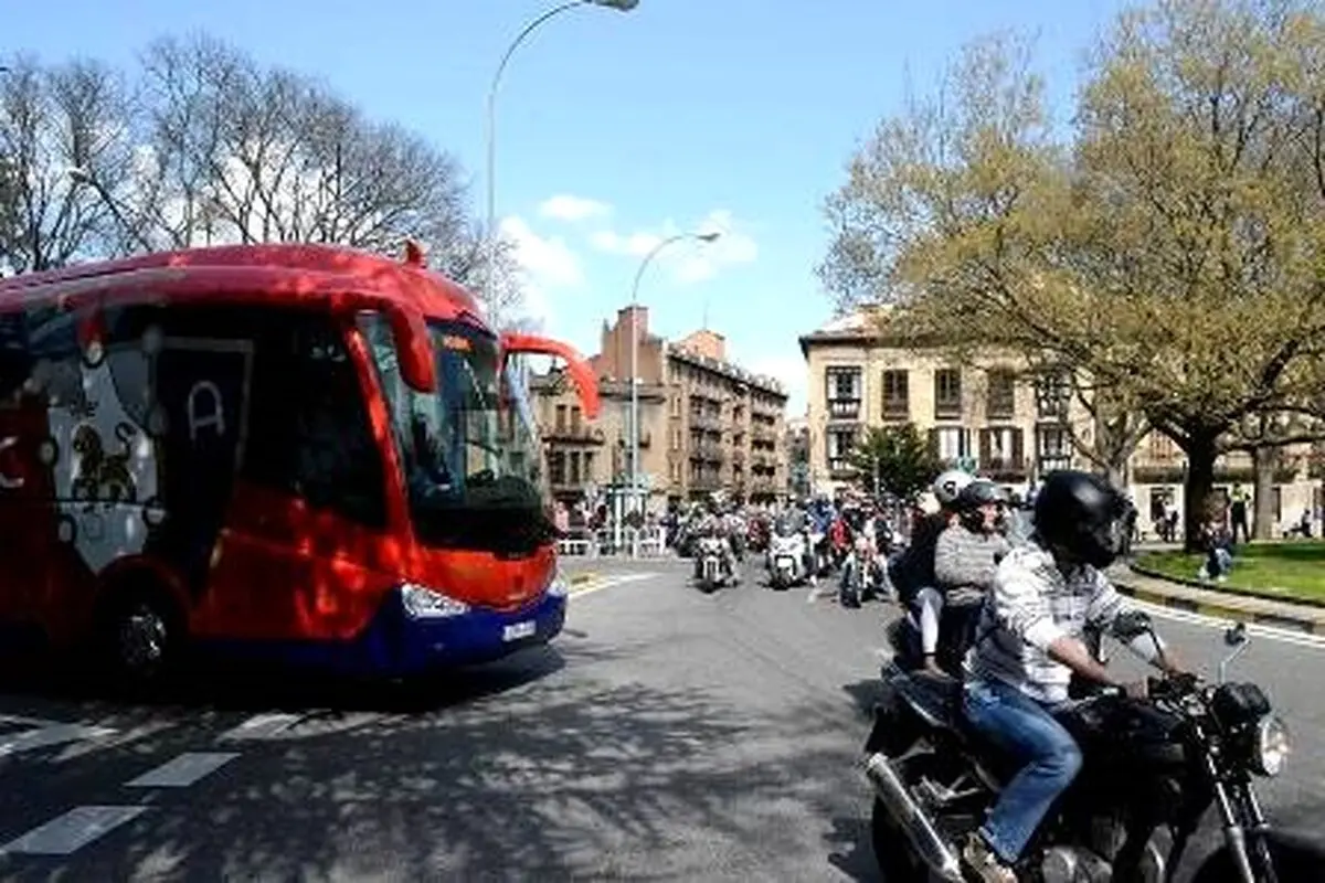 عکس هایی از یک اتفاق ویژه در پامپلونا/اسکورت نکو، کریم و یارانش تا ورزشگاه توسط هواداران اوساسونا