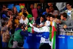 تصویری از سلفی گرفتن کیمیا علیزاده با تماشاگران