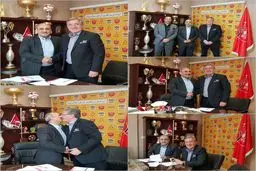 تصویری از لحظه تمدید قرارداد برانکو با پرسپولیس