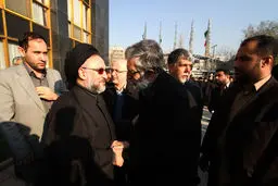 خوش و بش حداد عادل و ابطحی در حاشیه مراسم خاکسپاری یک شاعر/عکس