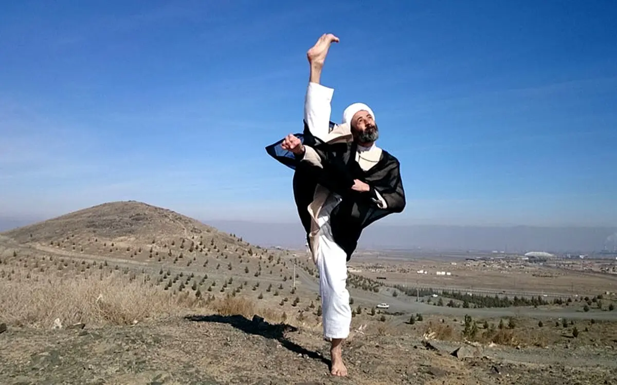 گفتگو با آخوندی که رزمی کار است، برنامه طنز اجرا می‌کند، موسیقی می‌داند و دلش می‌خواهد به کنسرت برود