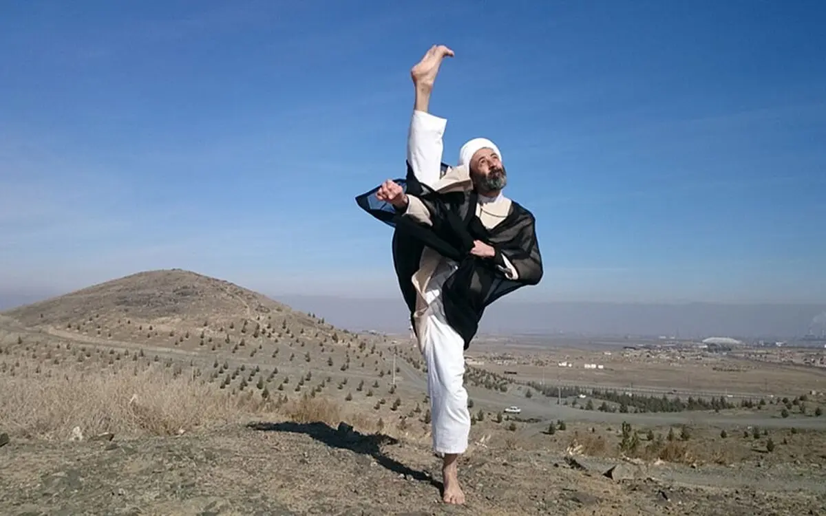 گفتگو با آخوندی که رزمی کار است، برنامه طنز اجرا می‌کند، موسیقی می‌داند و دلش می‌خواهد به کنسرت برود