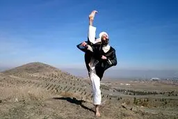 گفتگو با آخوندی که رزمی کار است، برنامه طنز اجرا می‌کند، موسیقی می‌داند و دلش می‌خواهد به کنسرت برود