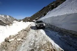 بازگشایی جاده تاریک دره همدان+عکس‌ها