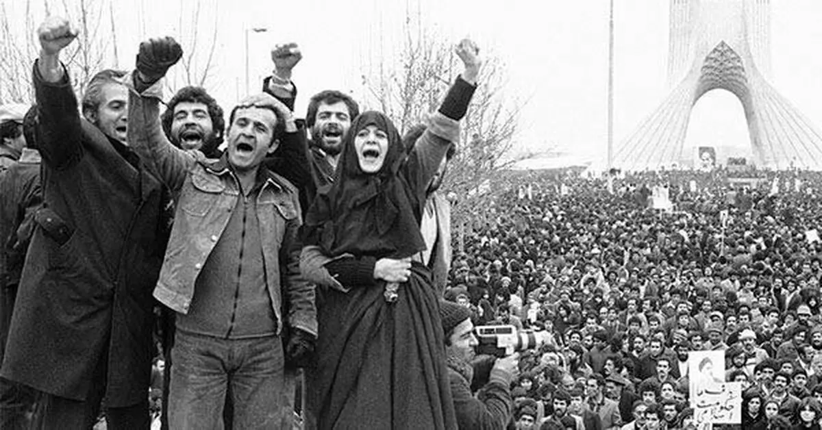تصویری دیدنی از انقلاب بهمن ۱۳۵۷ در میدان آزادی/ عکس