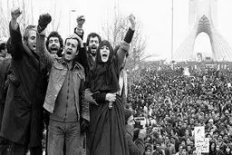 تصویری دیدنی از انقلاب بهمن ۱۳۵۷ در میدان آزادی/ عکس