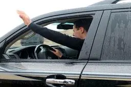 رانندگی بشار اسد در هوای بارانی دمشق/عکس