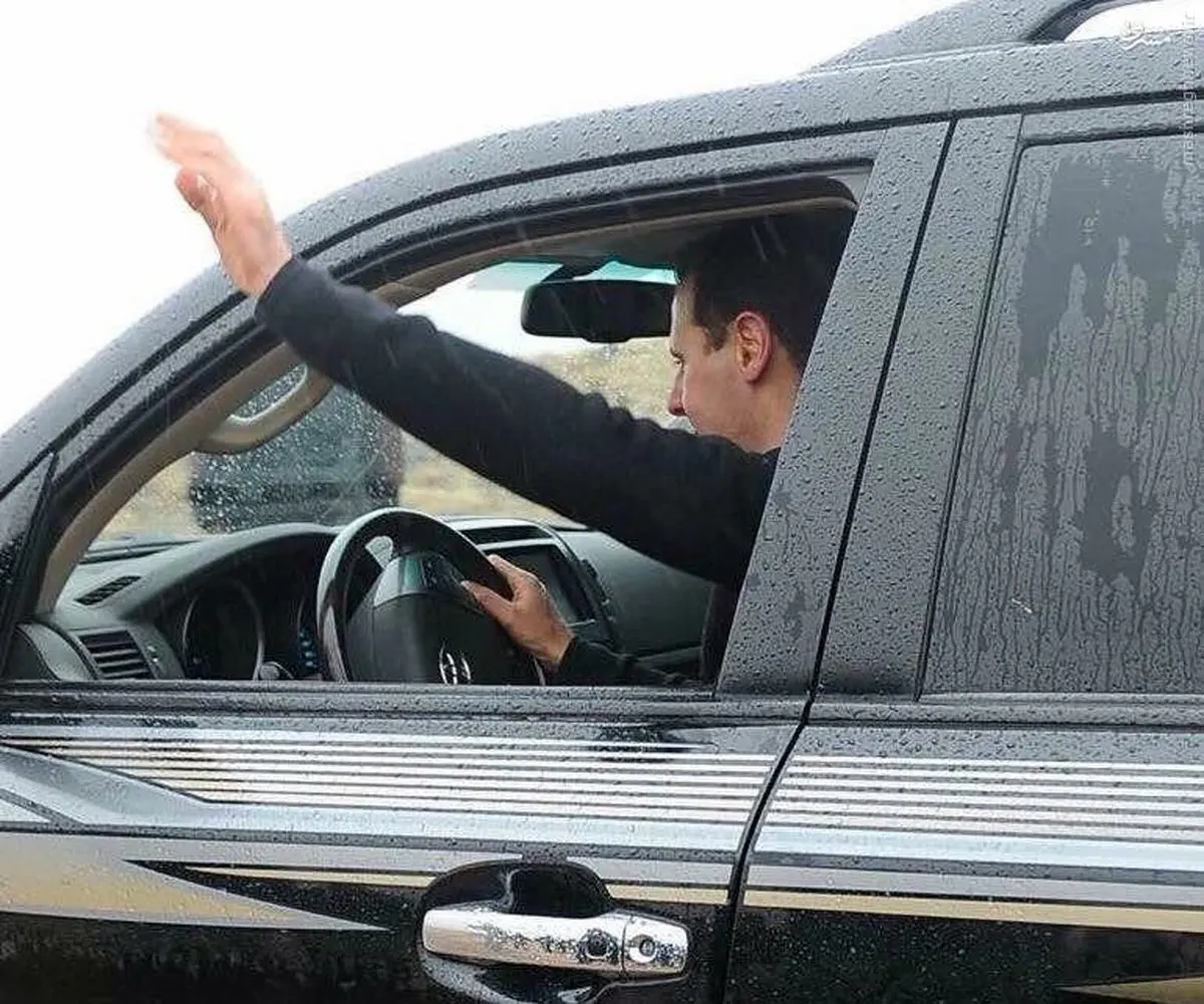 رانندگی بشار اسد در هوای بارانی دمشق/عکس