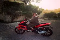 عکس/ الناز شاکردوست سوار موتور جدیدش!