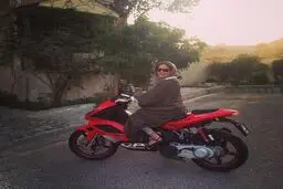 عکس/ الناز شاکردوست سوار موتور جدیدش!