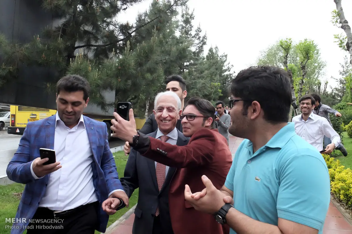 سلفی با پروفسور سمیعی/ عکس