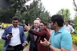 سلفی با پروفسور سمیعی/ عکس