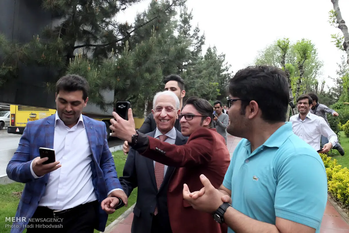 سلفی با پروفسور سمیعی/ عکس