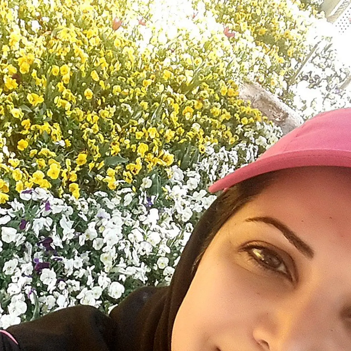 سلفی کمند امیرسلیمانی با گل ها+عکس