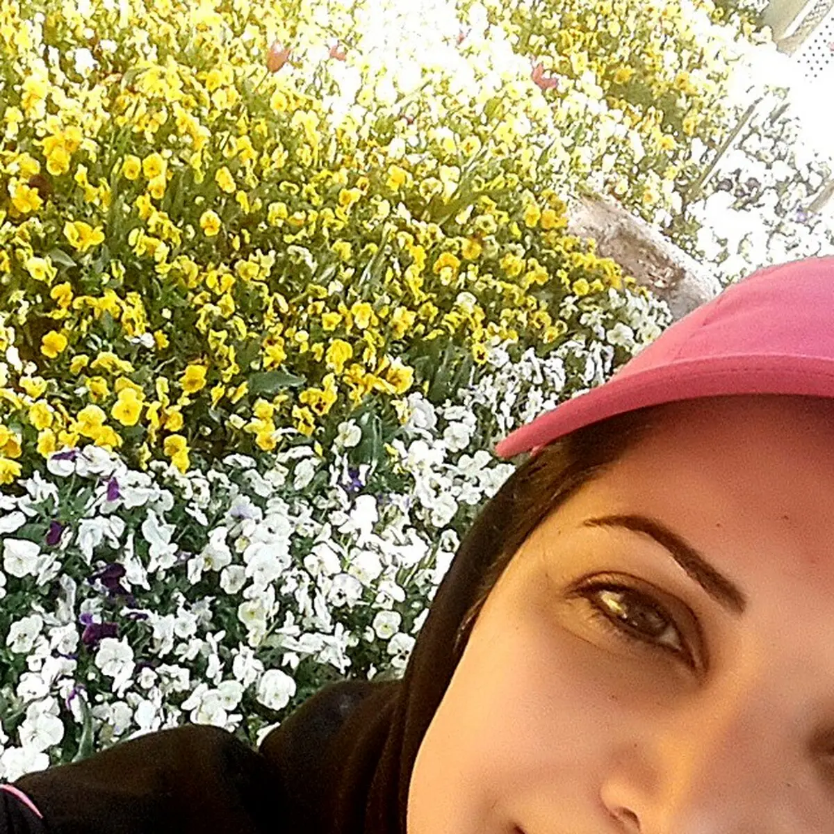 سلفی کمند امیرسلیمانی با گل ها+عکس