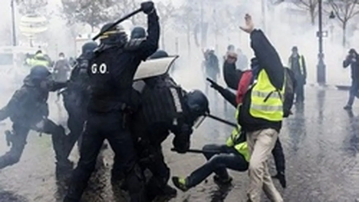 اعتراضات در فرانسه گسترده تر می شود ؛ بنزین بر آتش جلیقه زردها!