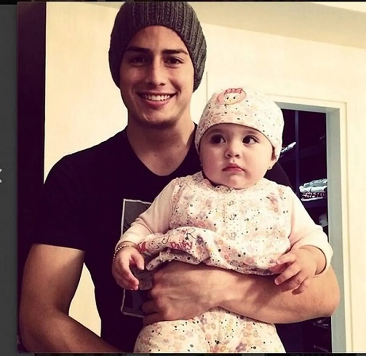 عکس: جذاب ترین فوتبالیست دنیا در کنار فرزند