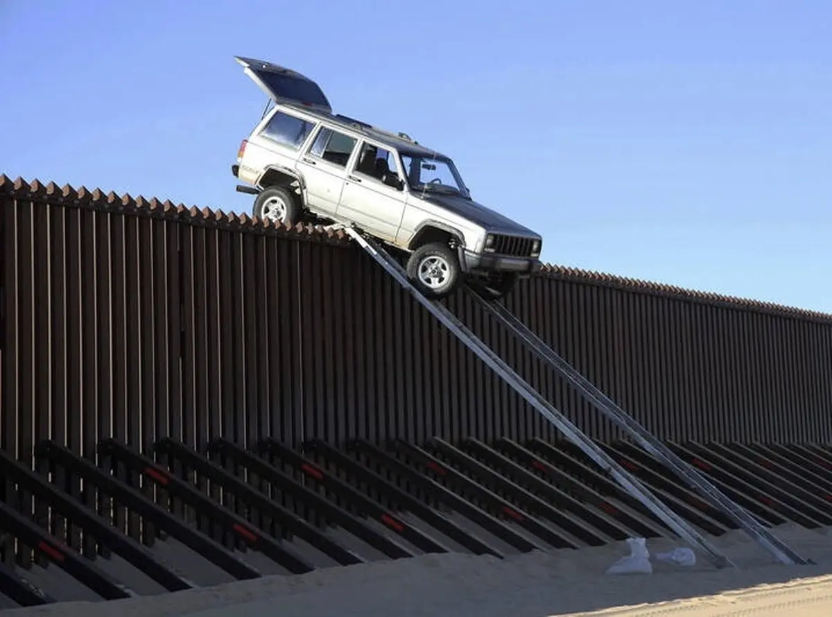 فرار نافرجام از دیوار مرزی ترامپ!/ عکس