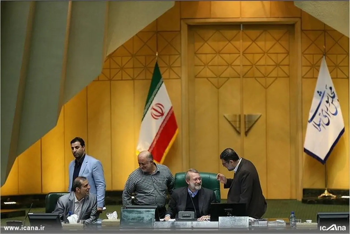 ژست متفاوت قاضی پور در کنار لاریجانی/عکس