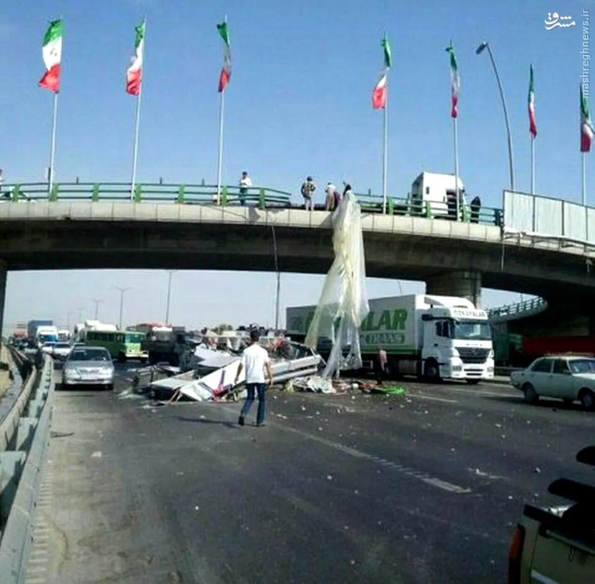 عکس/ سقوط بار تریلی از روی پل اتوبان آزادگان