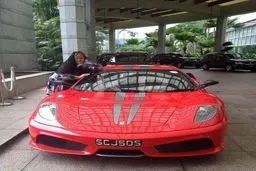 عکس یادگاری بهاره رهنما در کنار ماشین لوکس !