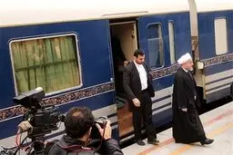 لحظه پیاده شدن روحانی از قطار تهران-سمنان/ عکس