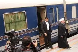 لحظه پیاده شدن روحانی از قطار تهران-سمنان/ عکس