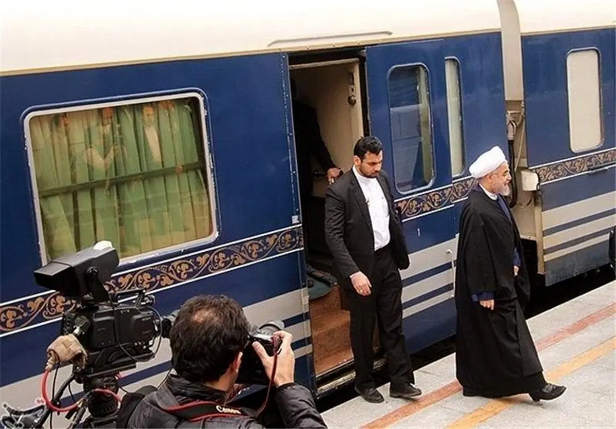 لحظه پیاده شدن روحانی از قطار تهران-سمنان/ عکس