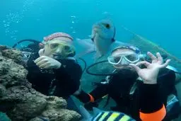 تصویری از دو بازیگر زن سینمای ایران زیر آب