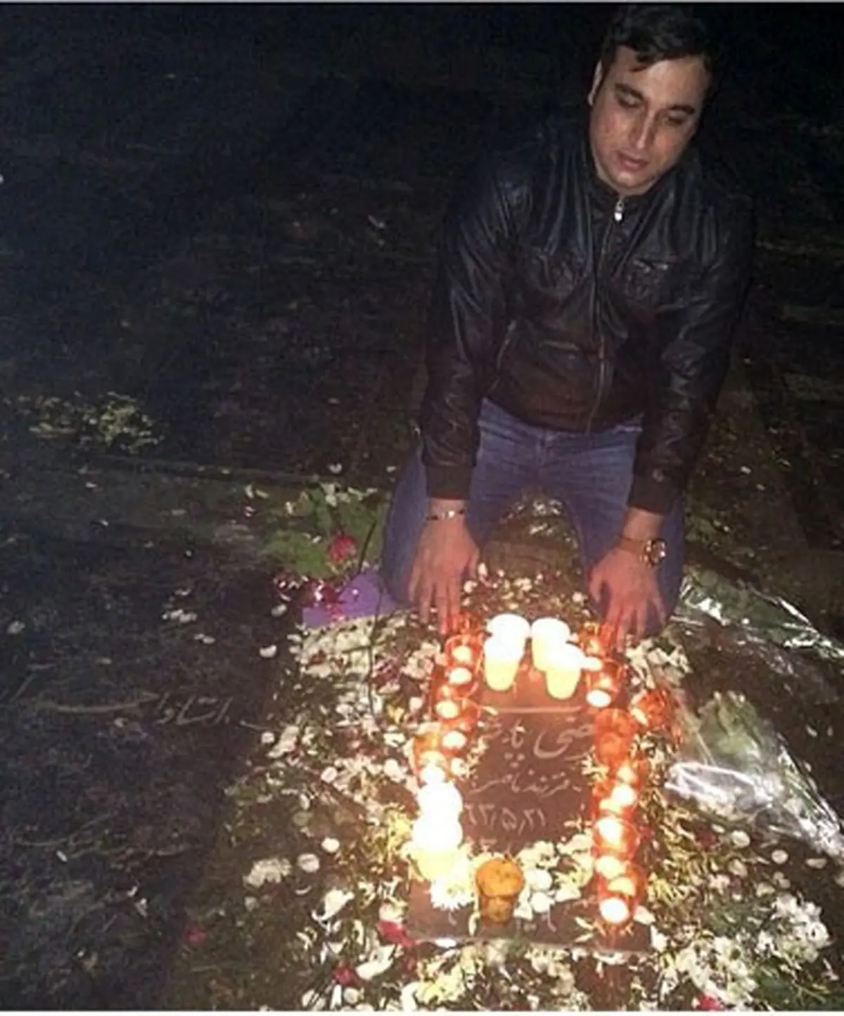 حضور شبانه قهرمان ملی بر سر مزار مرتضی پاشایی+عکس