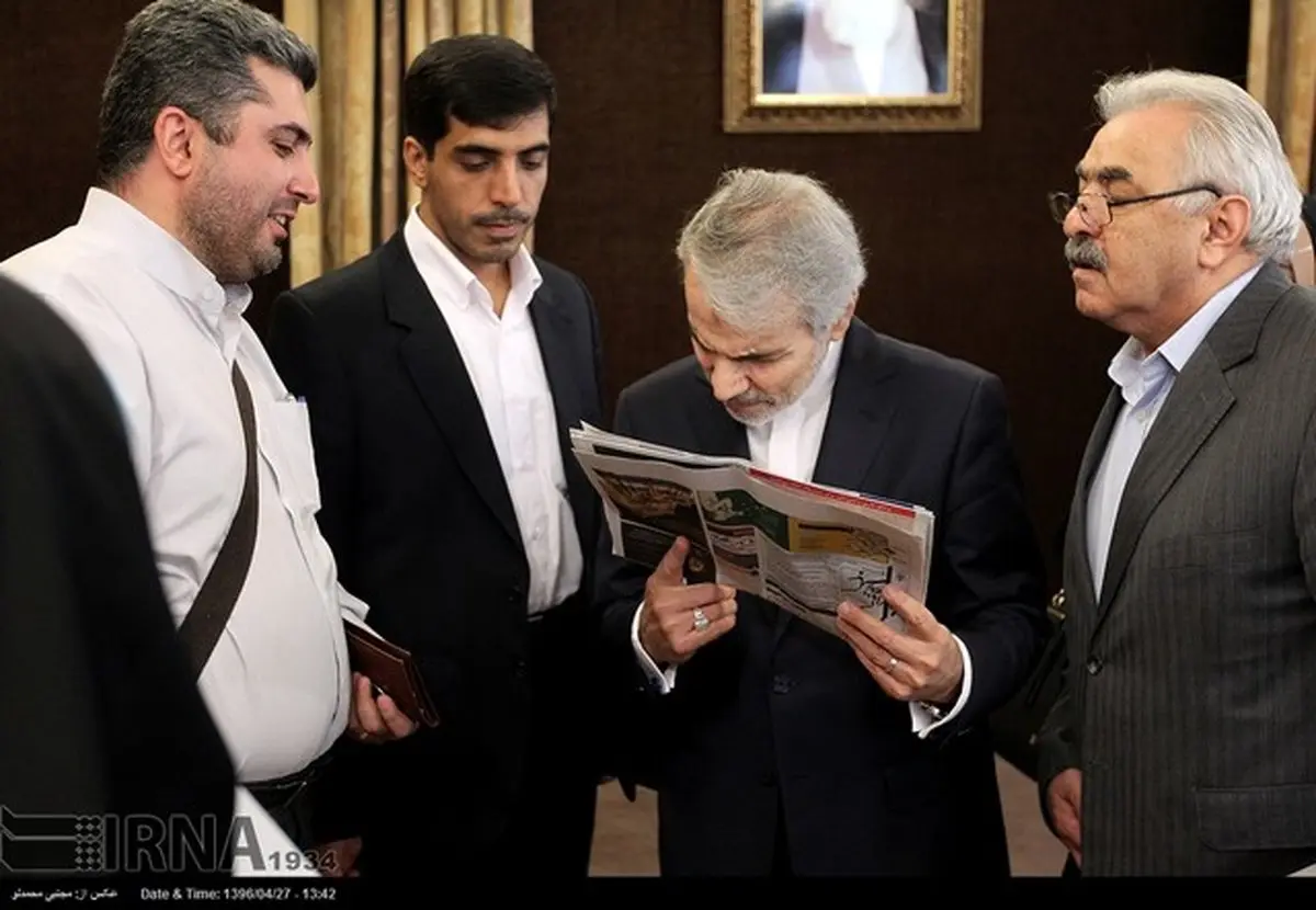 روزنامه خوانی نوبخت در حاشیه نشست خبری/عکس