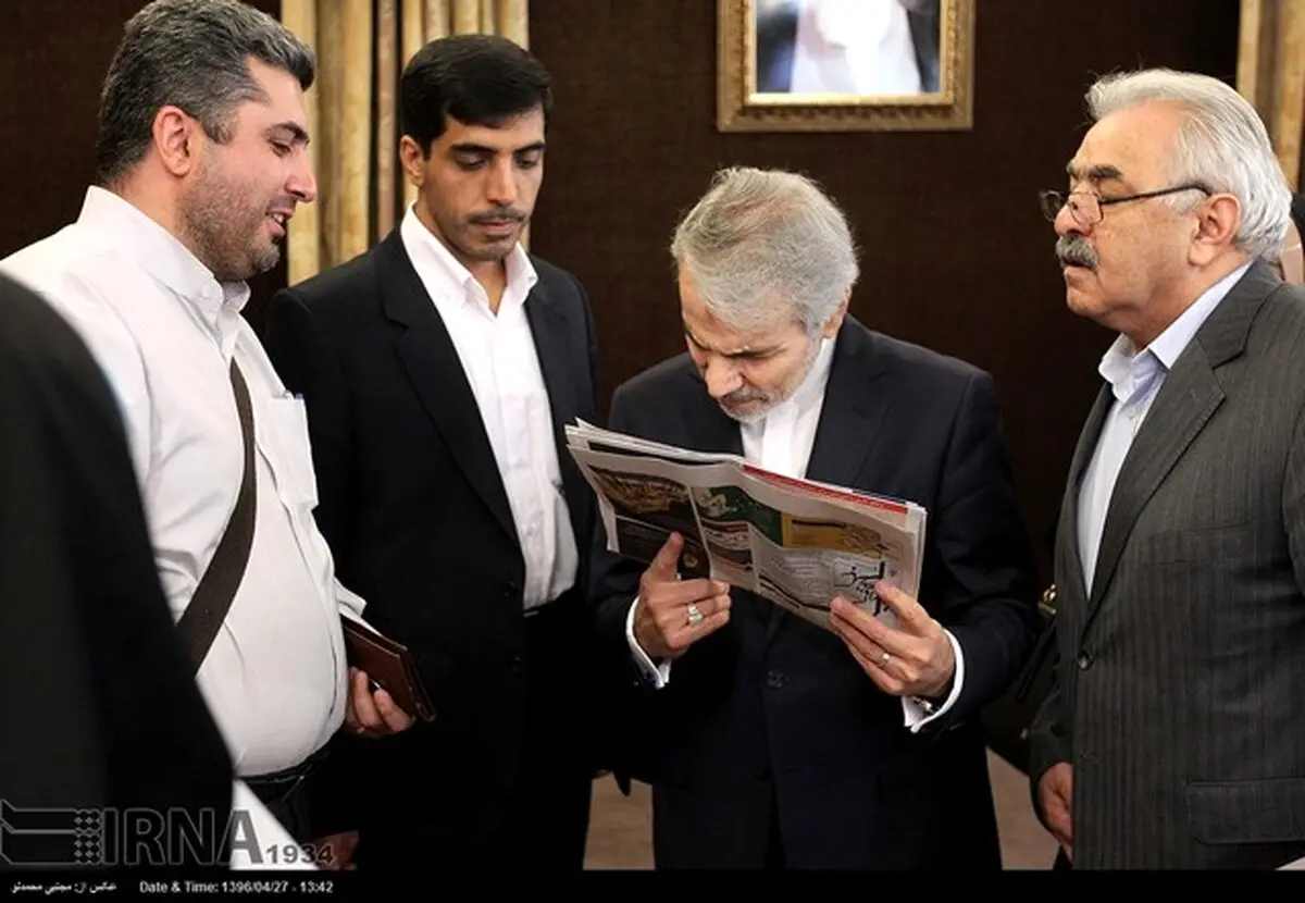 روزنامه خوانی نوبخت در حاشیه نشست خبری/عکس