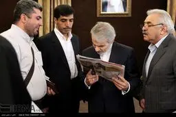 روزنامه خوانی نوبخت در حاشیه نشست خبری/عکس