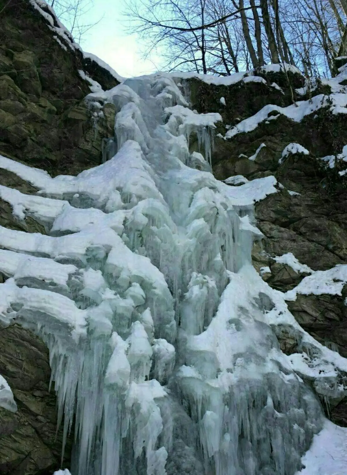 تصویر فوق العاده دیدنی از آبشار یخی ارتفاعات/ عکس