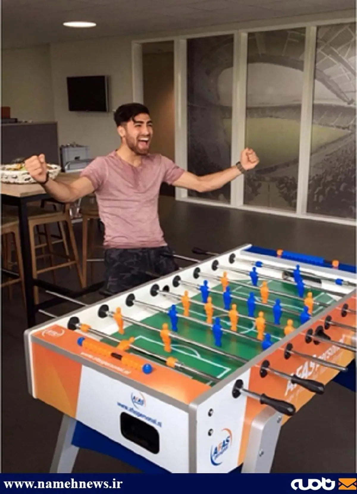 خوشحالی جالب جهانبخش در کنار فوتبال دستی/ عکس