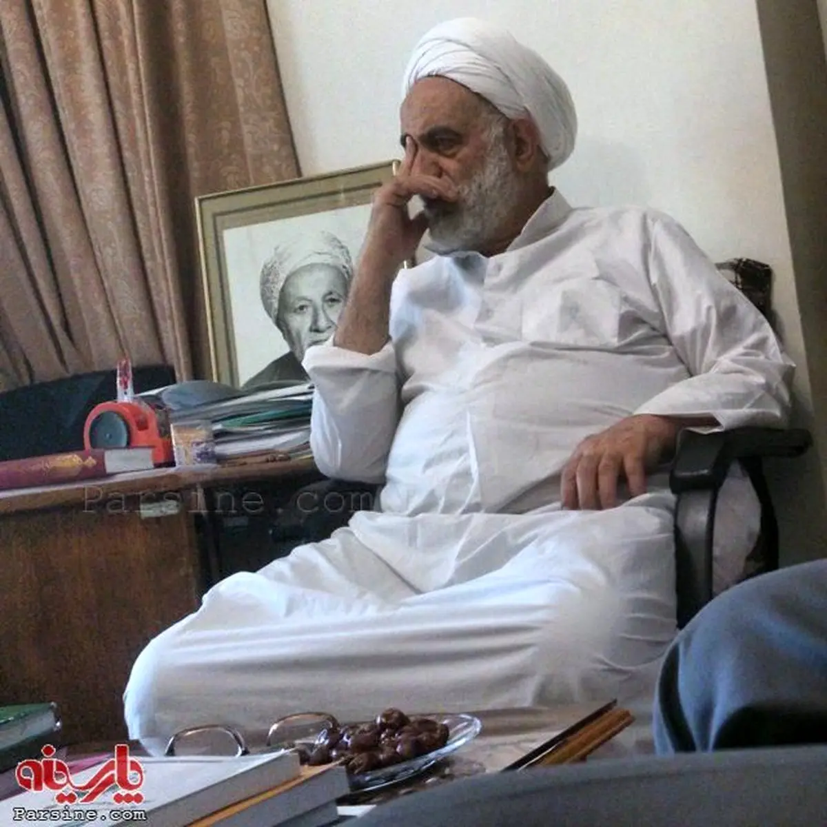 عکس:حجت الاسلام قرائتی عکس چه کسی را روی میزش قرار داده است؟